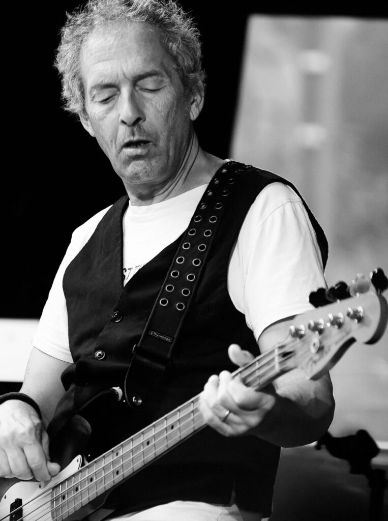 Gilles Théolier sur scène avec sa basse, bassiste et choriste de LITTLEBIG6STER.