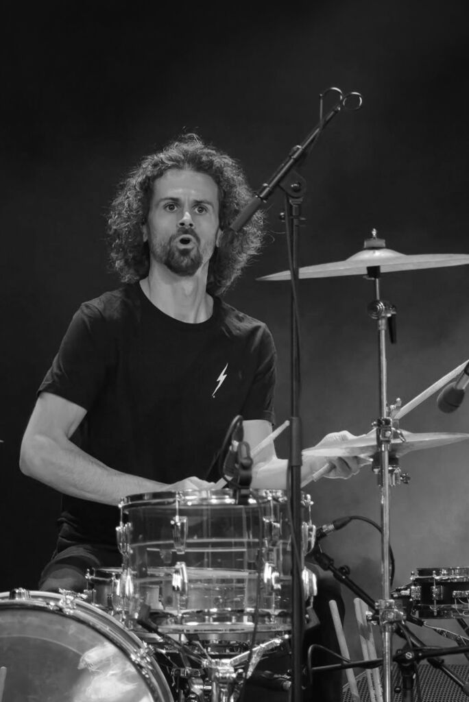 Jérémy Mondolfo sur scène à la batterie, batteur et choriste de LITTLEBIG6STER.
