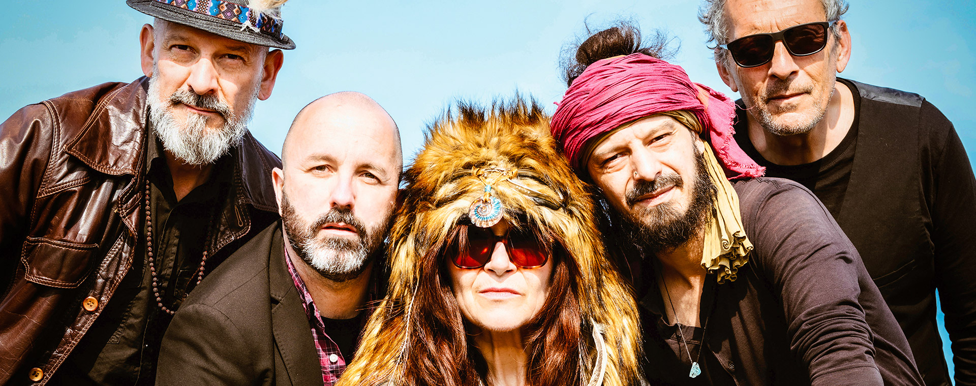 Les membres de LITTLEBIG6STER, groupe français de Tribal Rock, incarnant Âme Tribu.