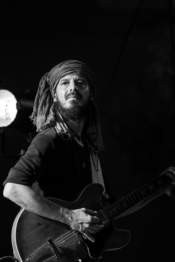Nicolas Bach sur scène avec sa guitare, guitariste et arrangeur de LITTLEBIG6STER avec Virginie Pinon.