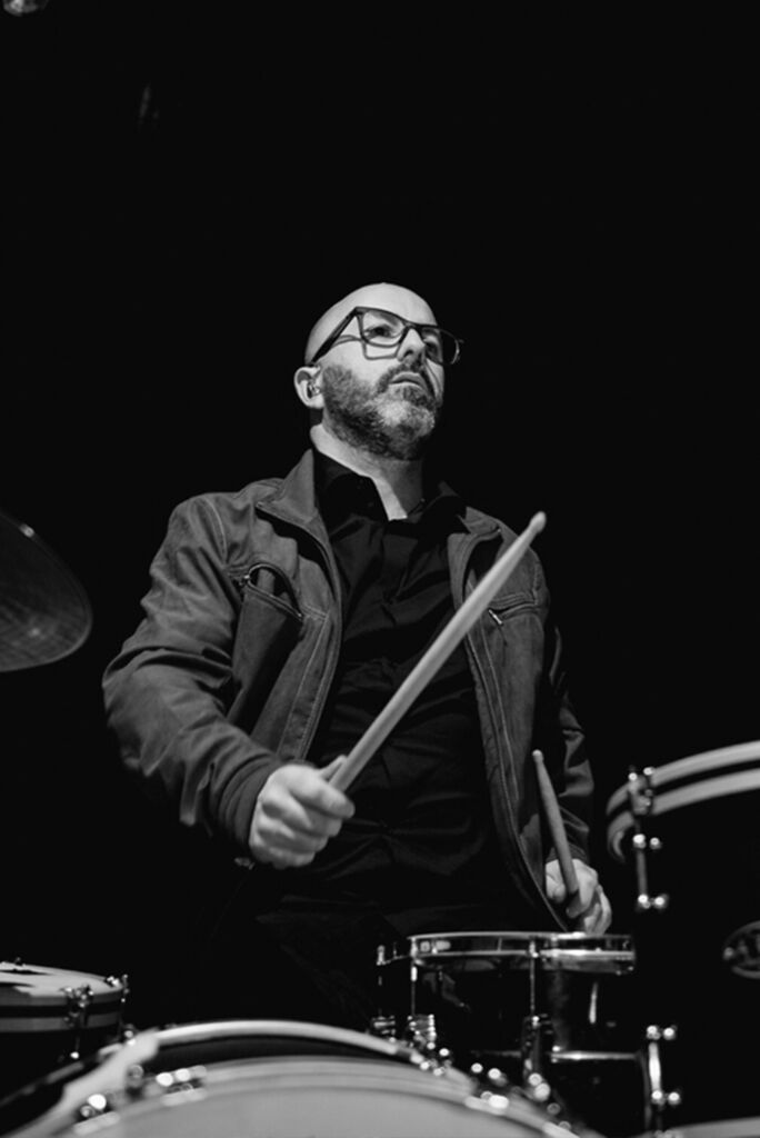 Vincent "Vinnie" Lechevallier sur scène à la batterie, batteur et choriste de LITTLEBIG6STER.